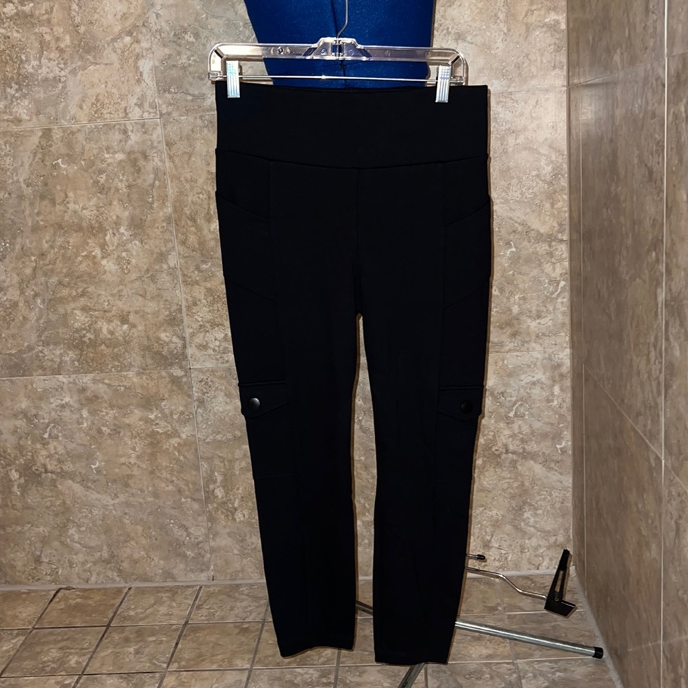 Cabi Sz M Black legging phone slit on side with pocket detail thick material